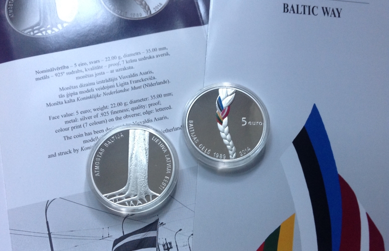 Latvijas kolekcijas sudraba 5 eiro monēta Baltijas ceļš