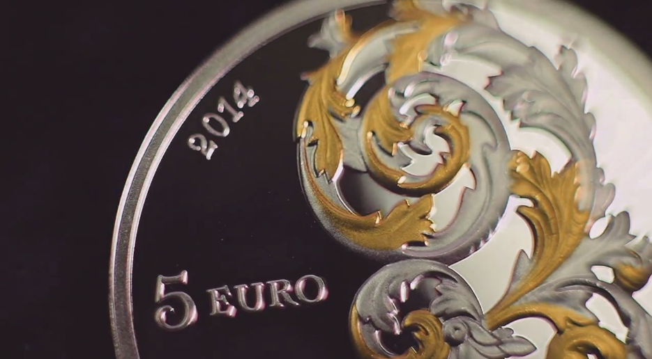 Latvijas sudraba 5 eiro monēta Kurzemes baroka ar apzeltītam detaļam