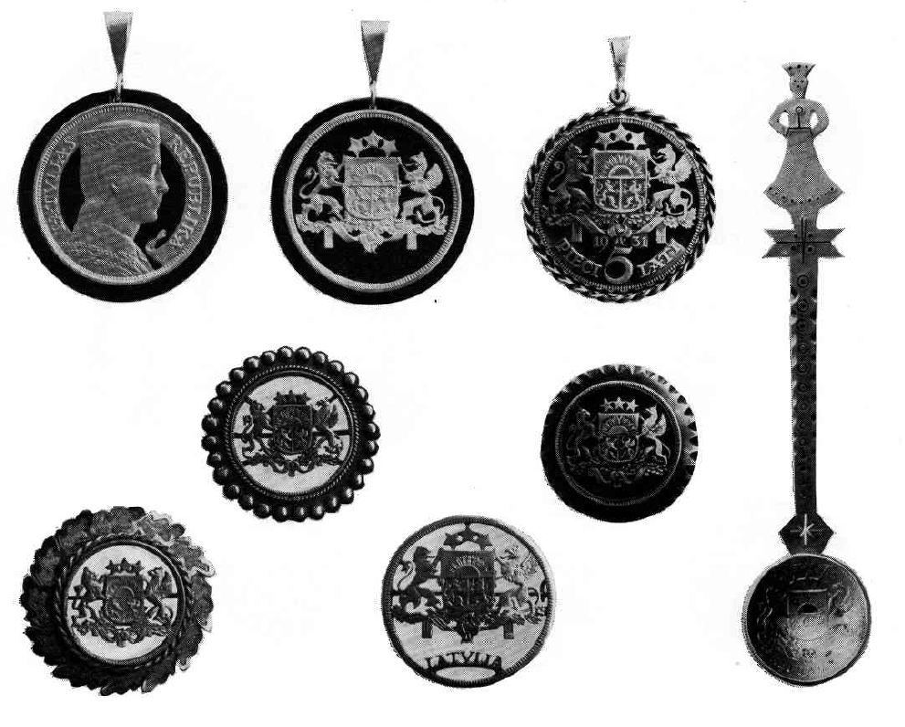 Latvijas monētu saktas, aproces un karotes