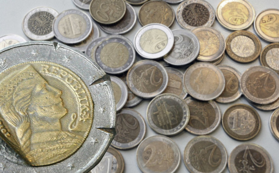 Apgrozībā parādās bojātas eiro monētas, kas masveidā ievestas no Lietuvas