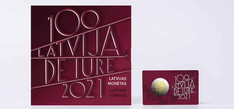 2 euro Latvija de iure 100 suvenīriesaiņojumā un apgrozības monētu komplektos.